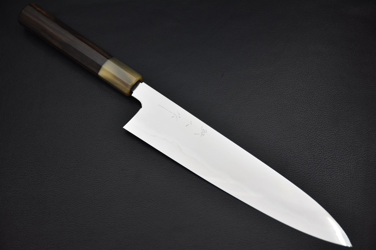Tetsujin gyuto 240 mm en Ginsan — vue complète, couteau japonais sur fond noir