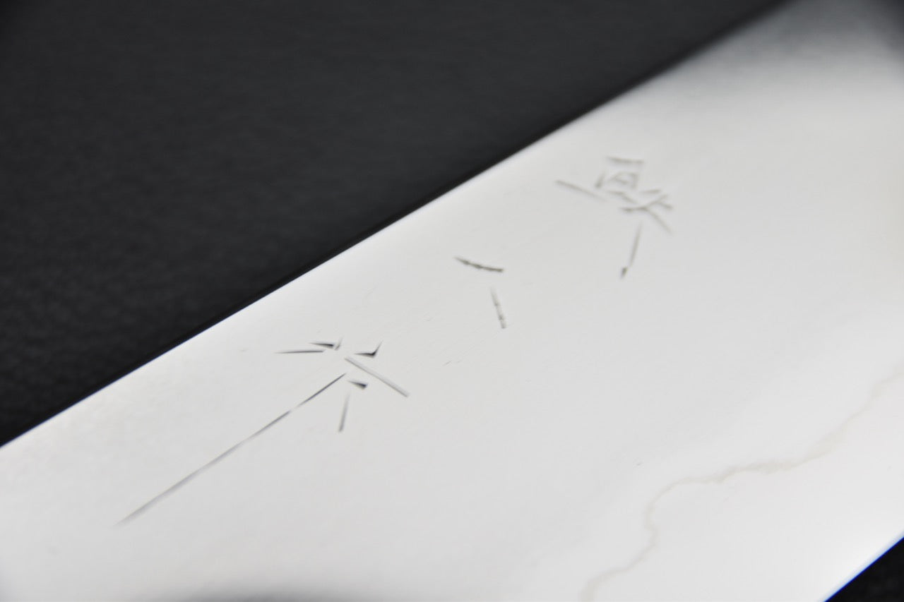 Tetsujin gyuto 240 mm — gros plan sur les kanji gravés sur la lame, couteau japonais