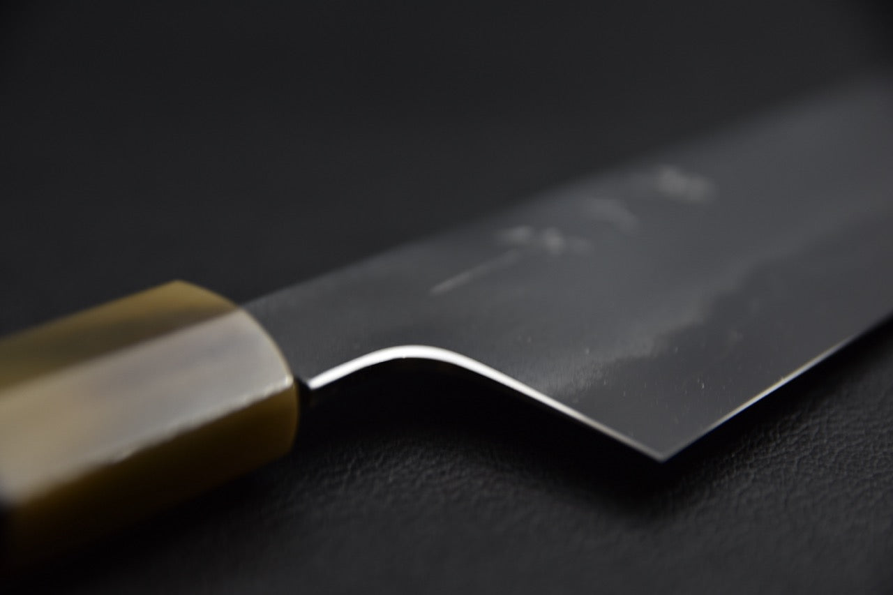 Tetsujin gyuto 240 mm — jonction lame et manche, garde visible, couteau japonais