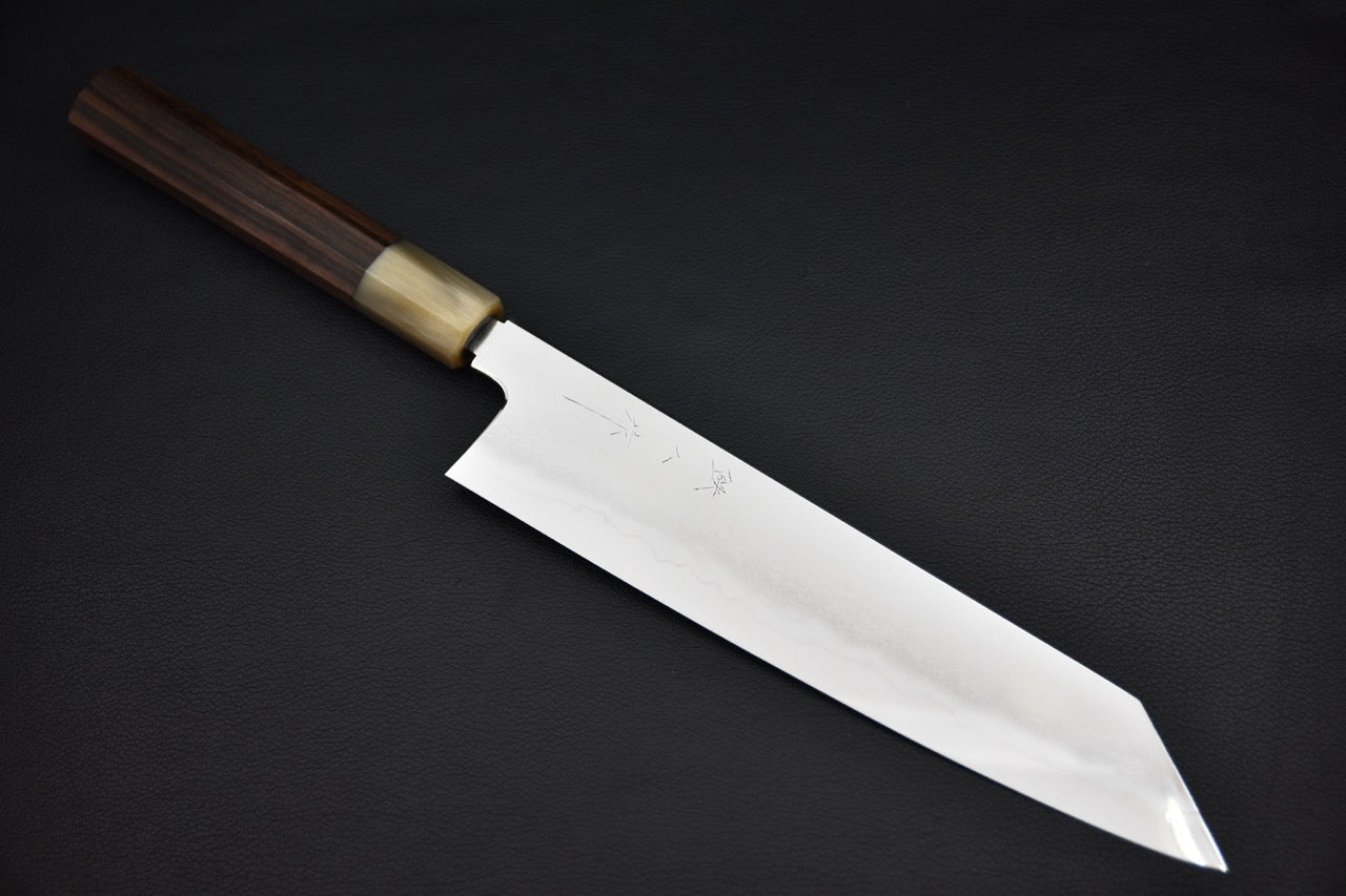 Tetsujin kiritsuke 240 mm — vue complète, couteau japonais sur fond noir, manche ébène et virole ivoire