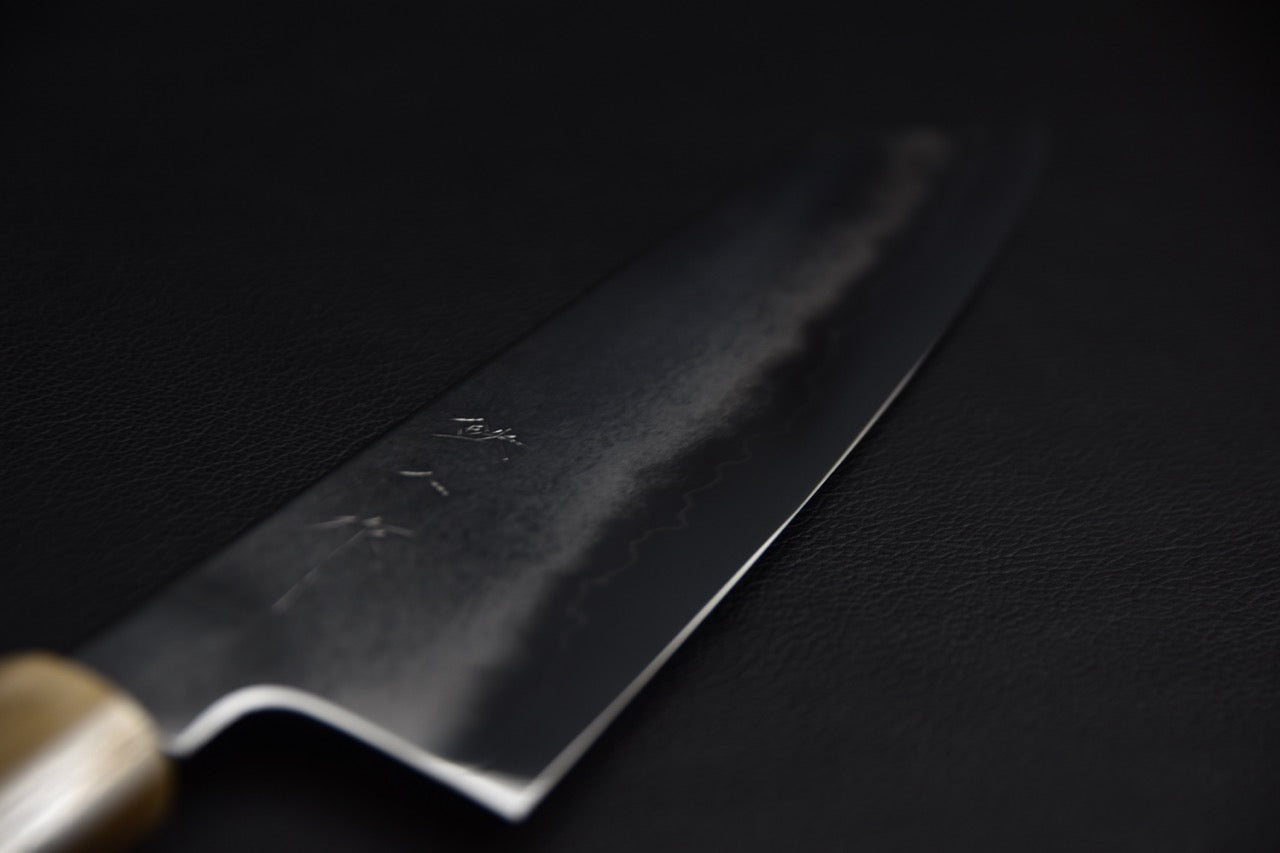 Tetsujin kiritsuke 240 mm — détail de la lame côté dos, finition kasumi et kanji gravés, couteau japonais
