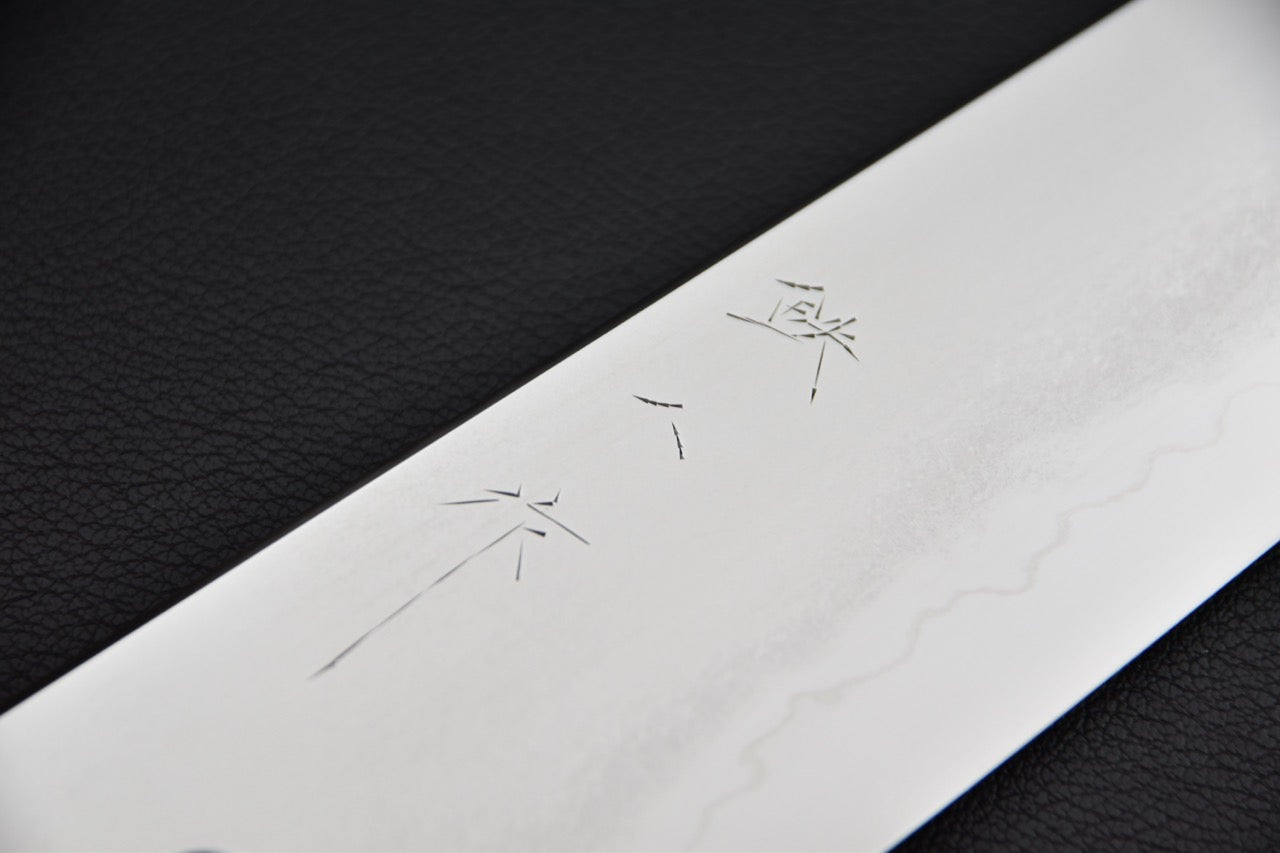 Tetsujin kiritsuke 240 mm — gros plan sur les kanji gravés sur la lame, couteau japonais