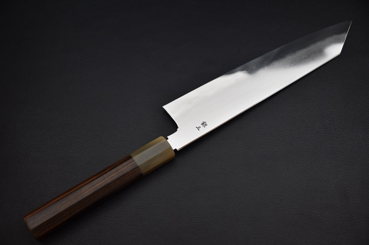 Tetsujin kiritsuke 240 mm — vue complète côté tranchant, profil k-tip, couteau japonais sur fond noir