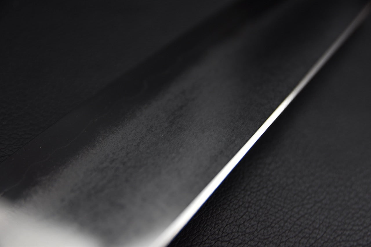 Tetsujin kiritsuke 240 mm — gros plan sur le tranchant poli, transition jigane et fil, couteau japonais