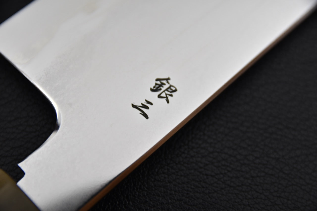 Tetsujin kiritsuke 240 mm — détail de la lame au talon côté droit, kanji à l'encre noire, couteau japonais