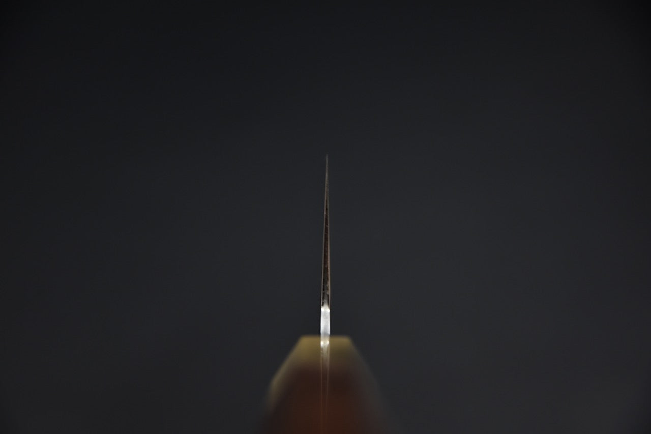 Tetsujin kiritsuke 240 mm — vue de la pointe k-tip en contre-plongée, couteau japonais sur fond sombre