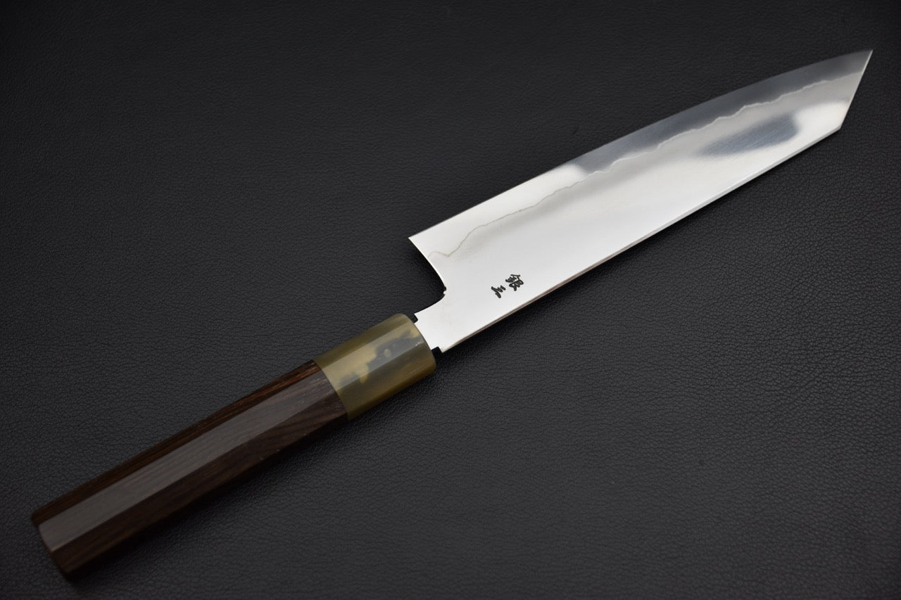 Couteau japonais gyuto 210 mm — vue de profil complète, manche en bois foncé et bague naturelle