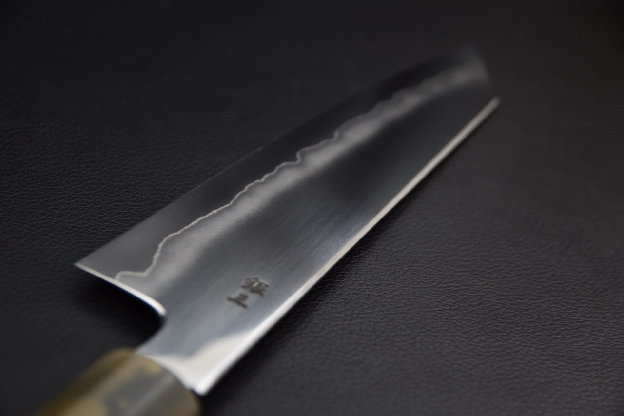 Couteau japonais gyuto 210 mm — détail du tranchant et finition migaki côté droit, ligne hagane visible