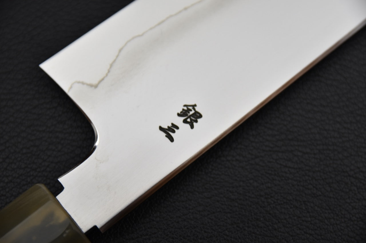 Couteau japonais gyuto 210 mm — détail du talon de lame côté kasumi, kanji gravés et bague