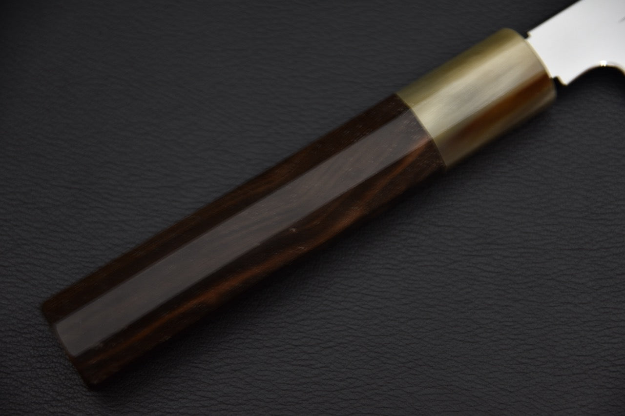 Couteau japonais gyuto 210 mm — manche wa octogonal en bois brun foncé, bague aux teintes miel