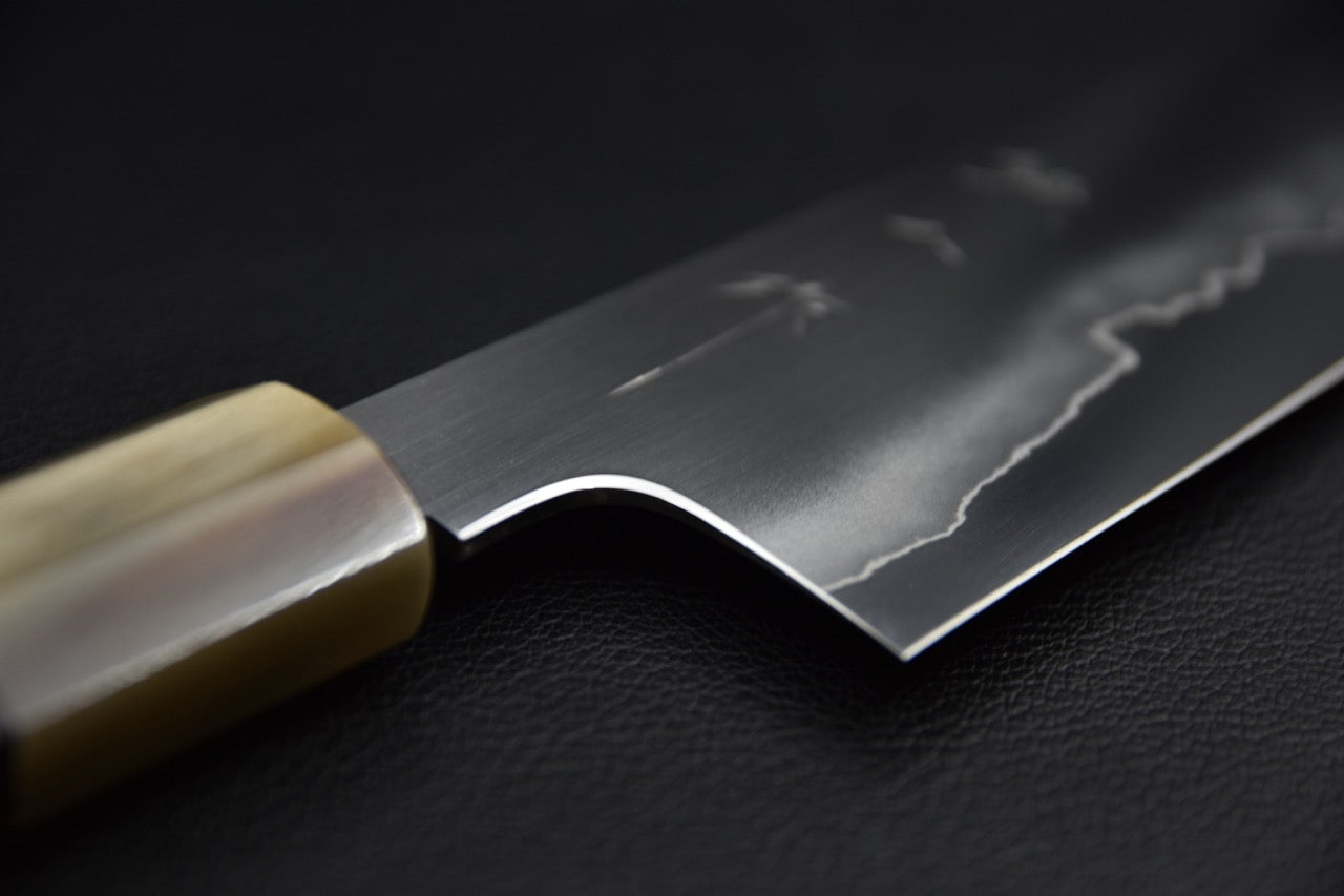 Couteau japonais gyuto 210 mm — détail du talon côté migaki, transition hagane et bague naturelle
