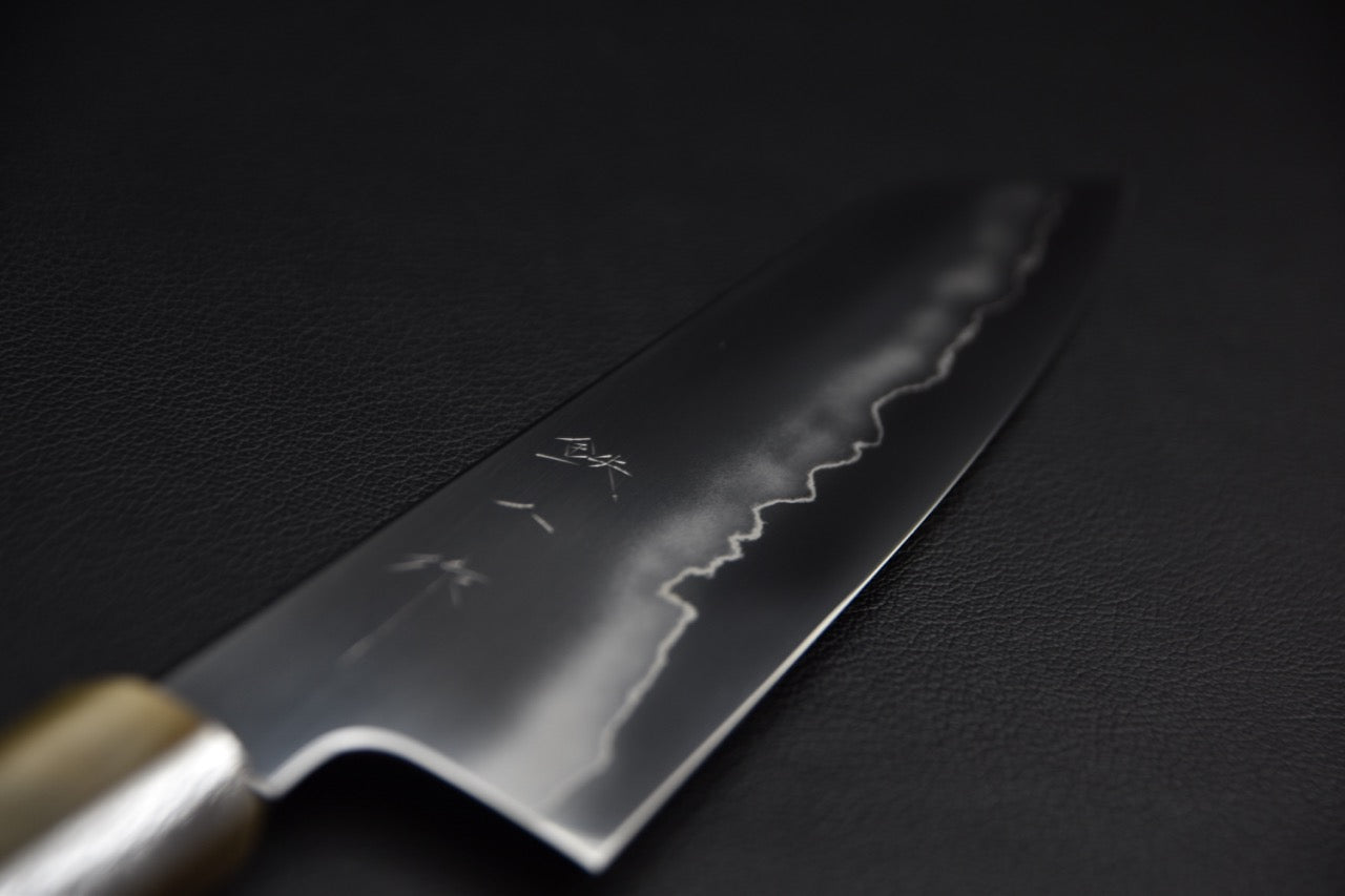 Couteau japonais gyuto 210 mm — détail du talon et de la zone de transition hagane côté migaki