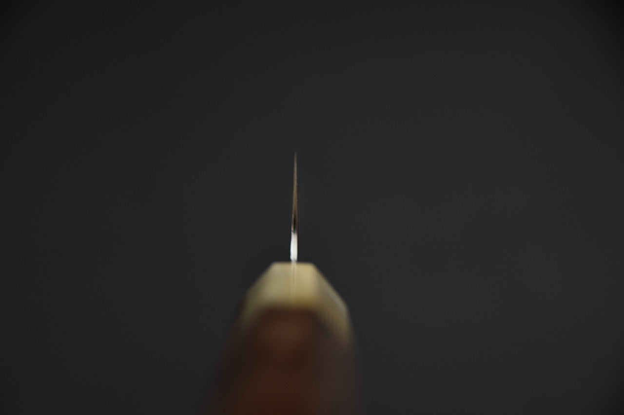 Tetsujin petty 135 mm — vue de la pointe fine depuis le talon, couteau japonais