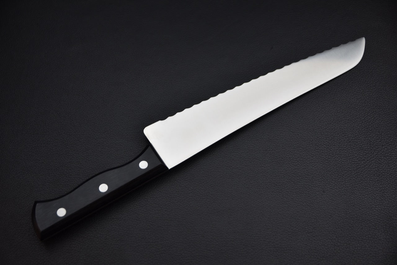 Couteau à pain 210 mm — vue du dos de la lame, profil courbé vers la pointe