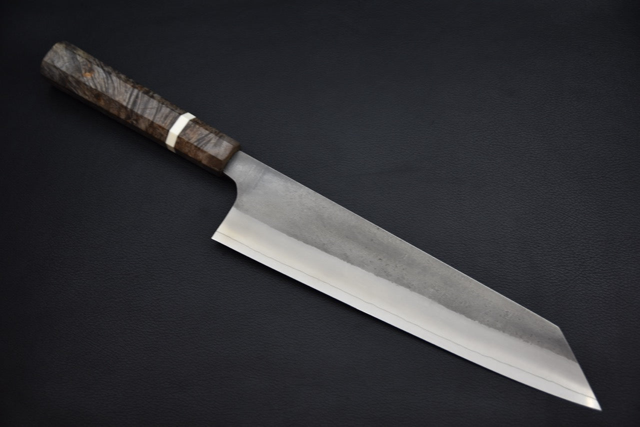 Couteau japonais kiritsuke 240 mm, vue complète de la lame et du manche en bouleau