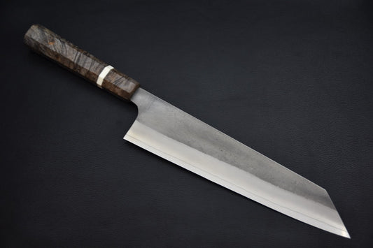 Couteau japonais kiritsuke 240 mm, vue complète de la lame et du manche en bouleau