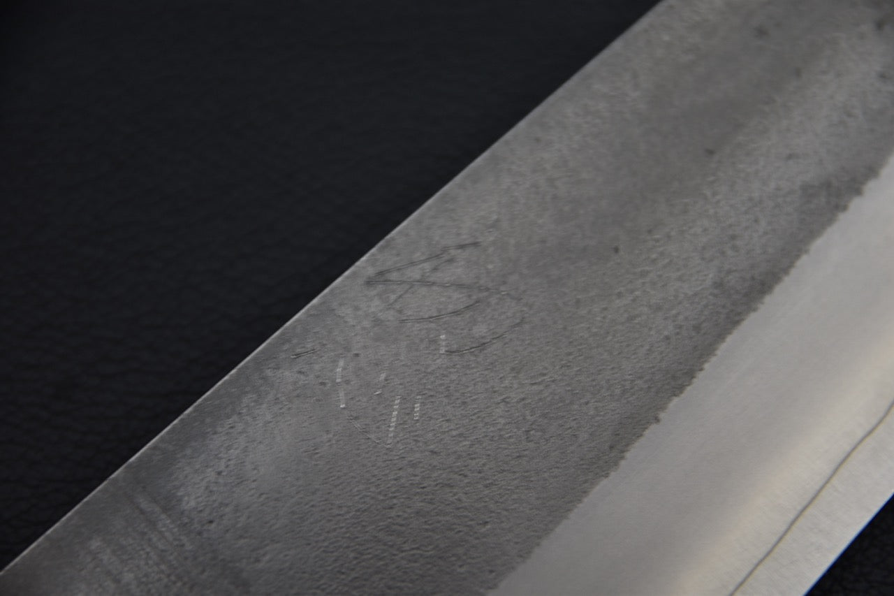 Couteau japonais kiritsuke 240 mm, détail de la pointe en k-tip