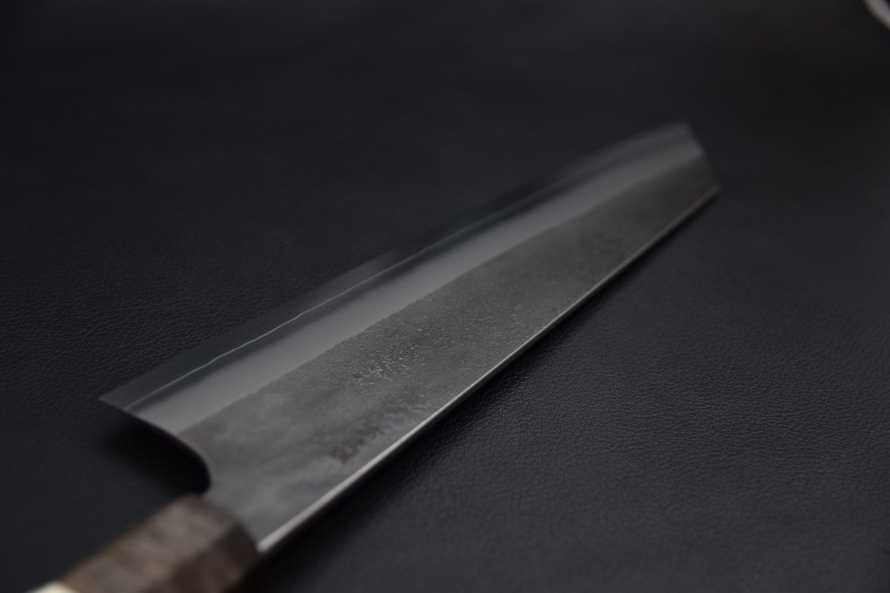 Couteau japonais kiritsuke 240 mm, manche en bouleau vu de côté