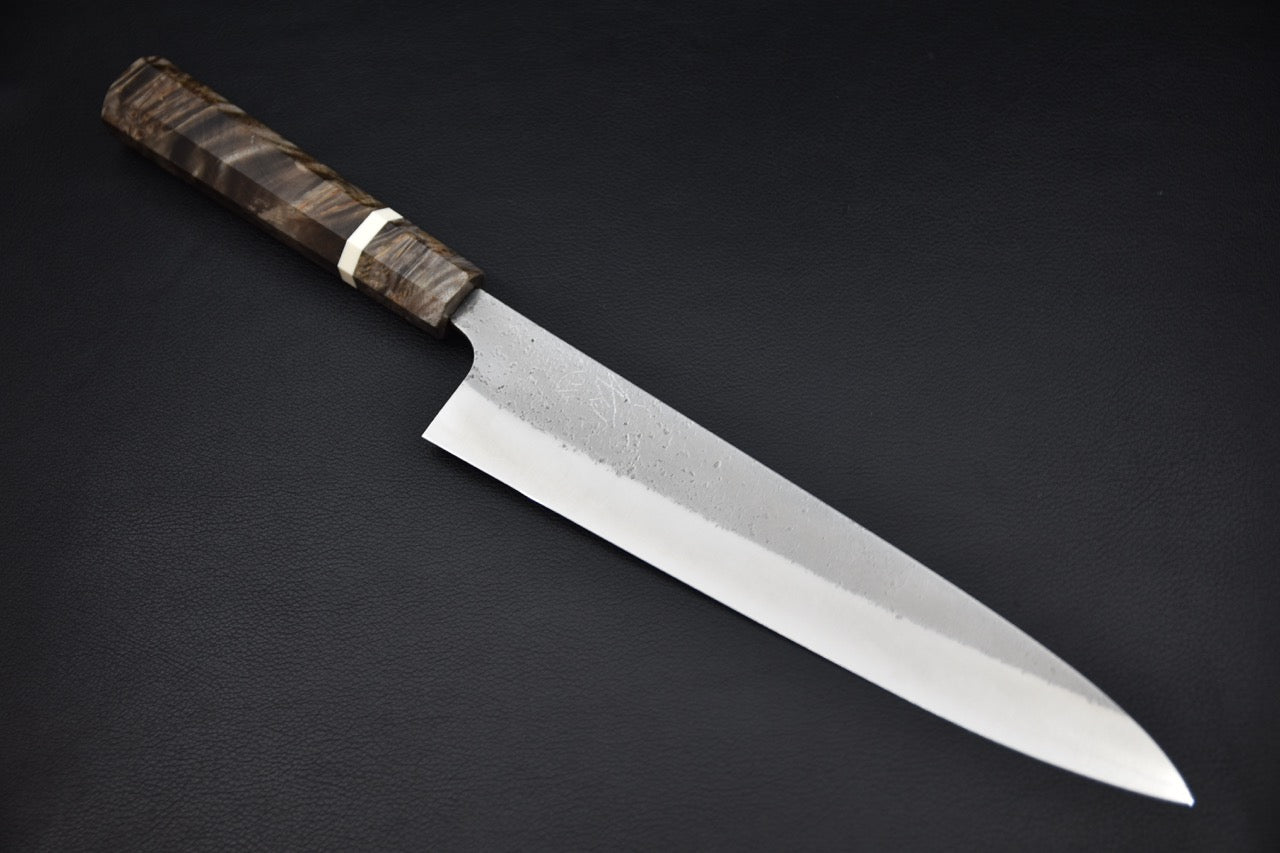 Yoshikane gyuto 240 mm — vue complète du couteau japonais sur fond neutre