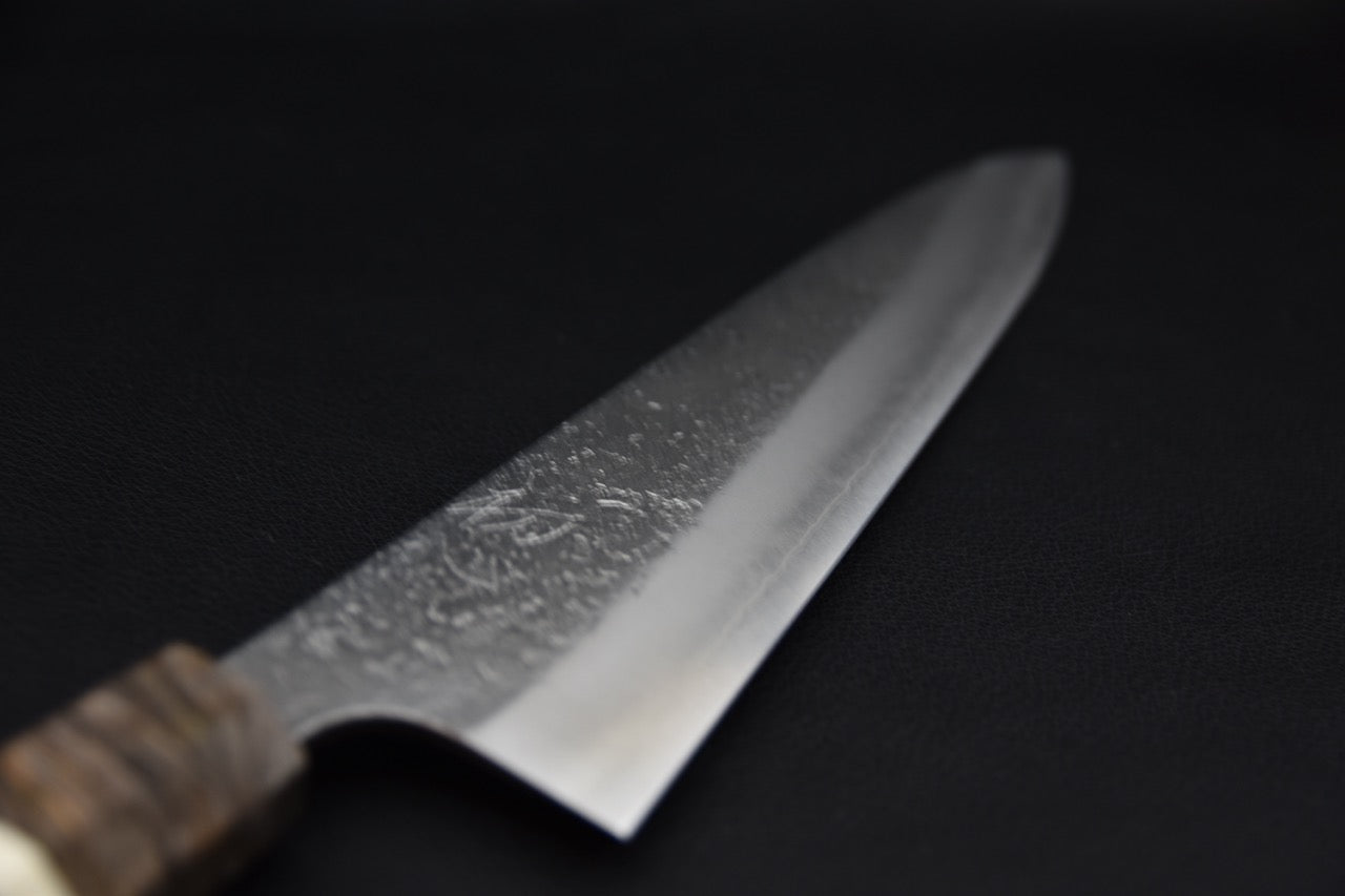 Yoshikane gyuto 240 mm — profil de lame, finition nashiji sur le jigane