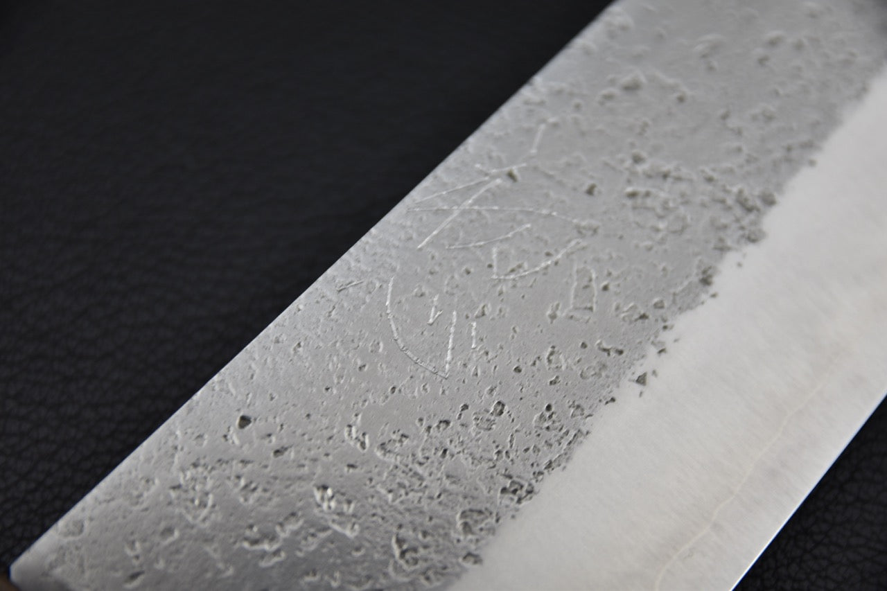 Yoshikane gyuto 240 mm — détail de la zone kasumi et du tranchant poli