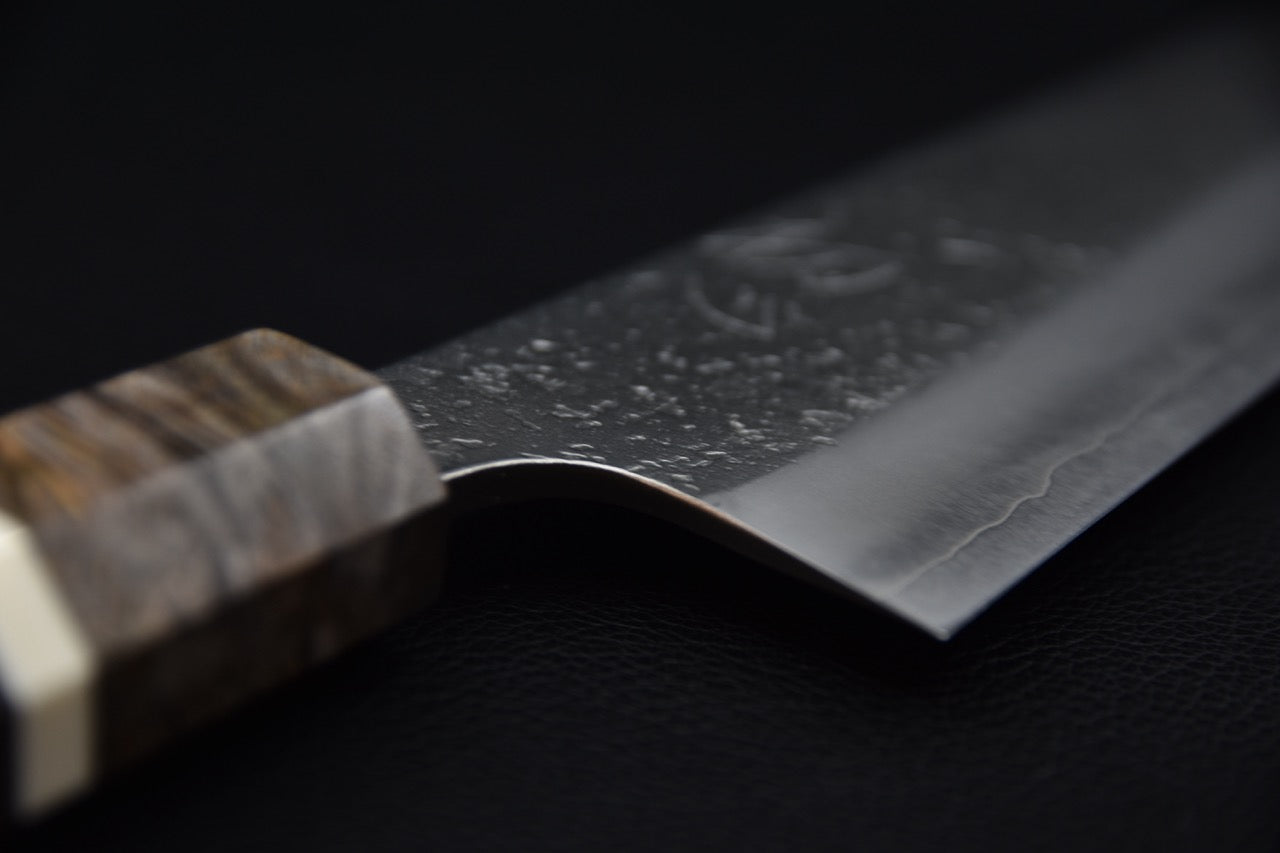 Yoshikane gyuto 240 mm — vue de dessus, finition nashiji texturée
