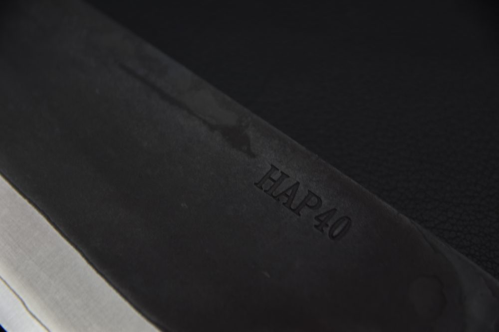 Yoshida Hamono HAP 40 Gyuto 240mm Kurouchi Loupe D'érable (Rouge)