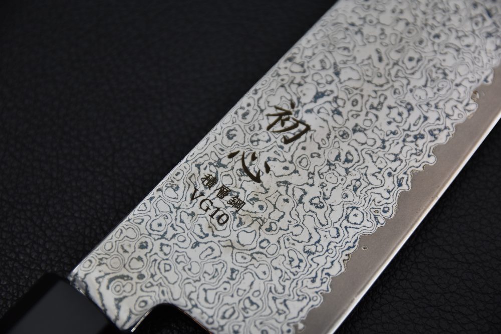 Hatsukokoro Sunaarashi VG10 Kurozome Nickel Damascus Santoku 180mm Teak