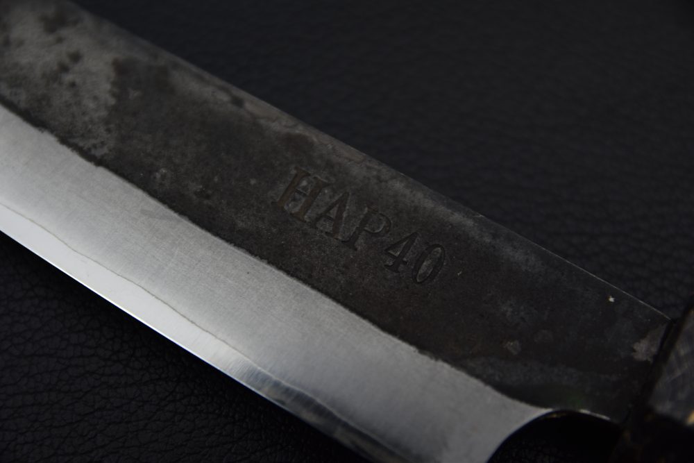 Yoshida Hamono HAP 40 Kiritsuke Petty 135mm Kurouchi Loupe d'érable (Rouge)