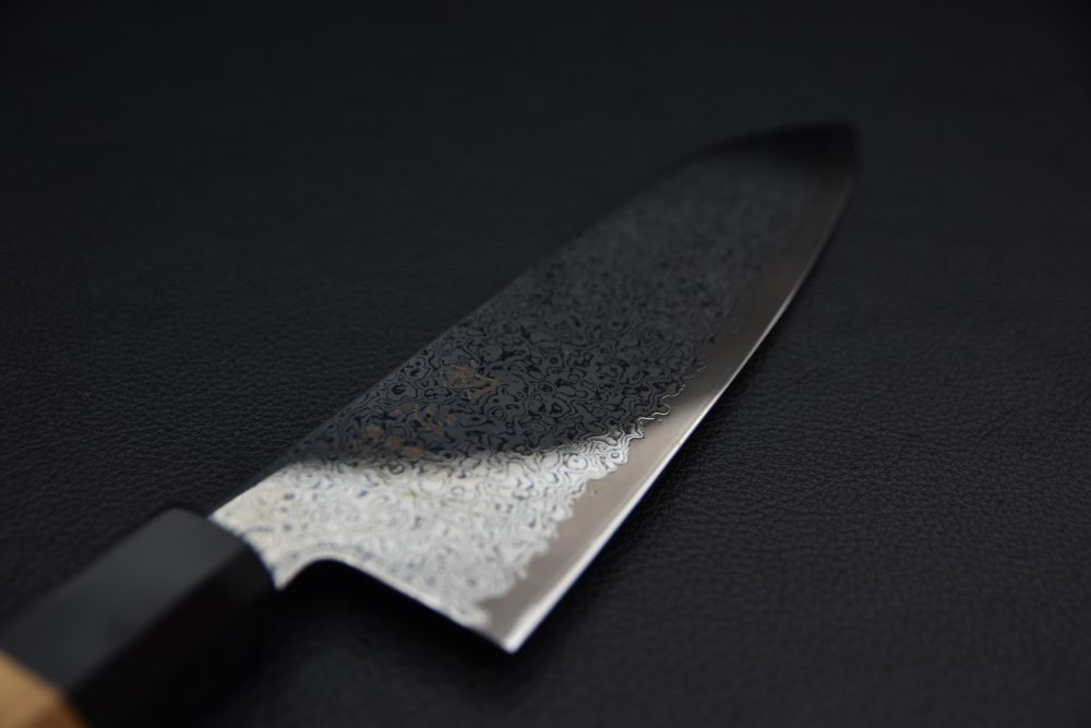 Hatsukokoro Sunaarashi VG10 Kurozome Nickel Damascus Santoku 180mm Teak