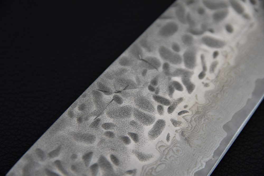 Hitohira Futana Stainless Tsuchime Damascus Santoku Cerisier