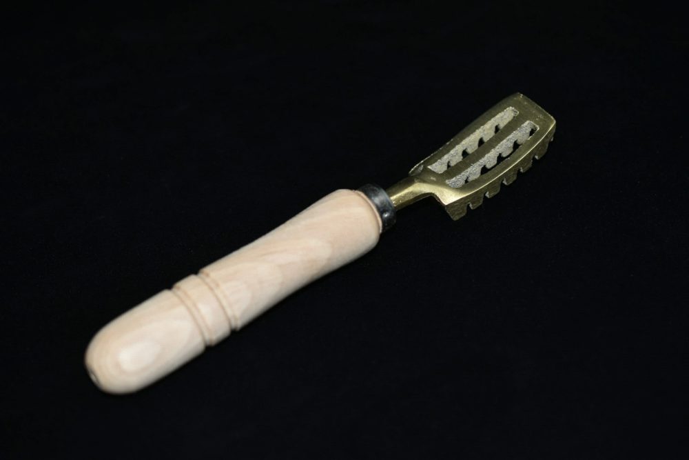 Écailleur de Poisson Japonais Format Moyen