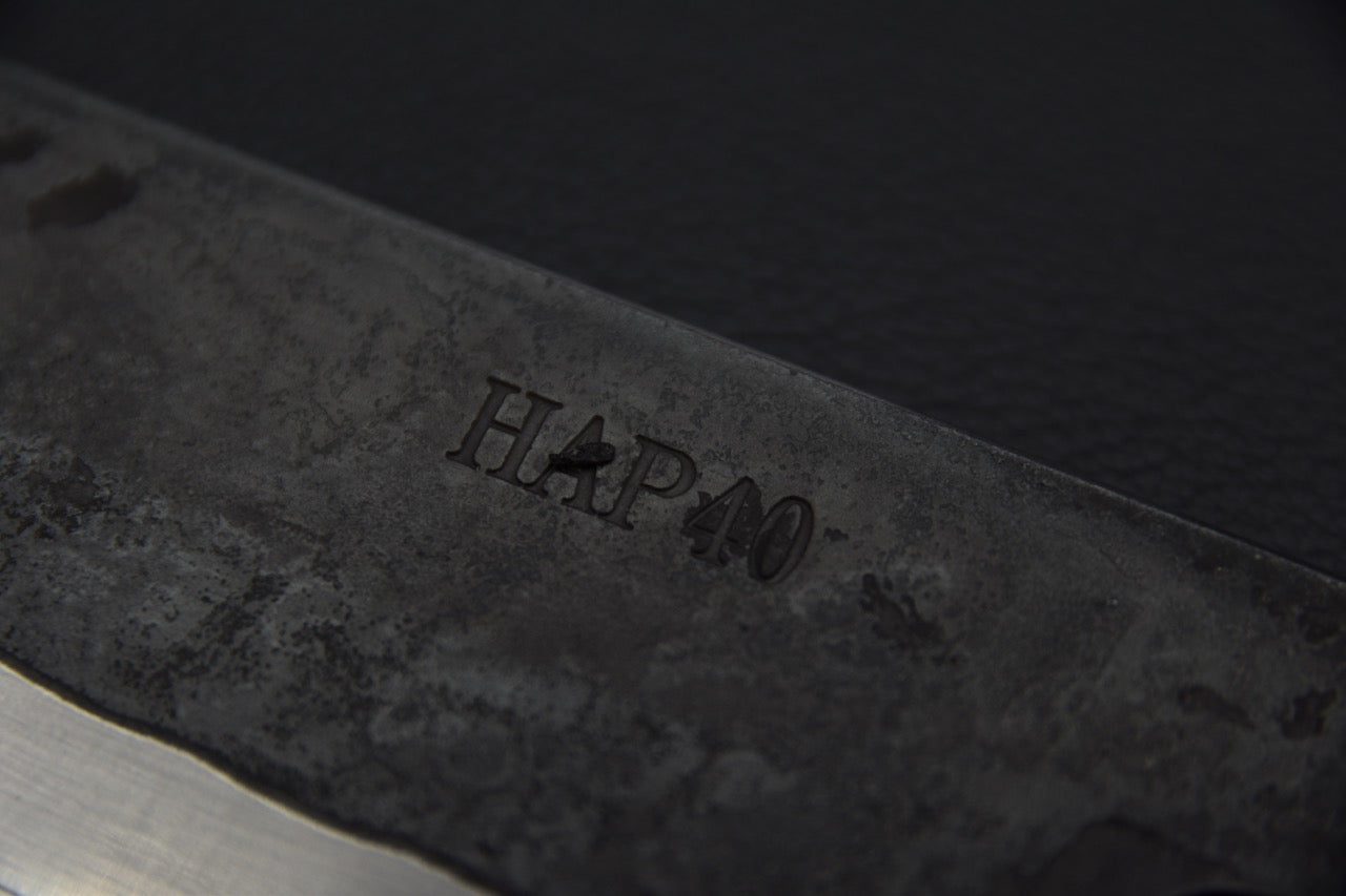 Yoshida Hamono HAP 40 Santoku 180mm Kurouchi Loupe D'érable (Rouge)