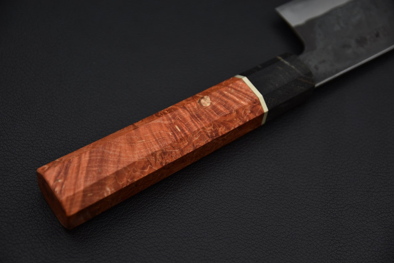 Yoshida Hamono HAP 40 Santoku 180mm Kurouchi Loupe D'érable (Rouge)