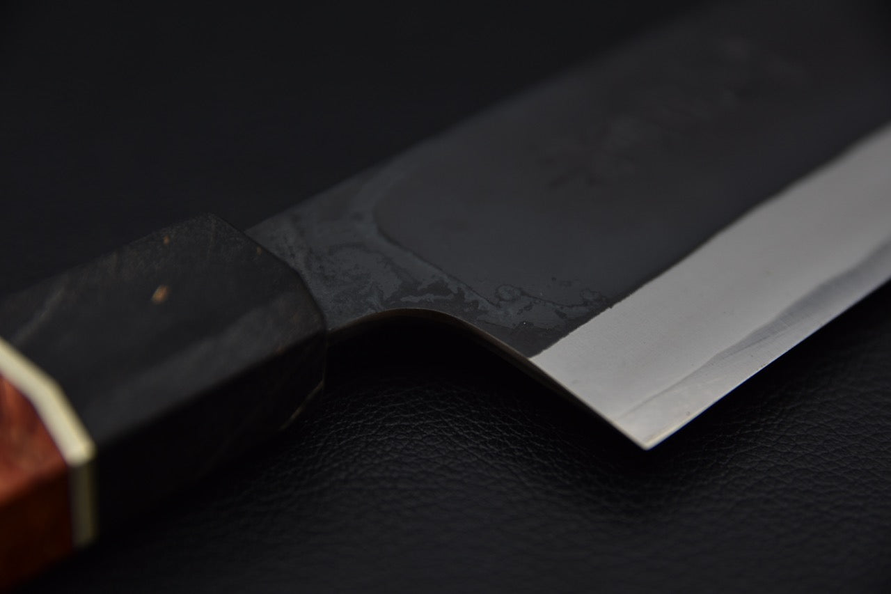 Yoshida Hamono HAP 40 Santoku 180mm Kurouchi Loupe D'érable (Rouge)